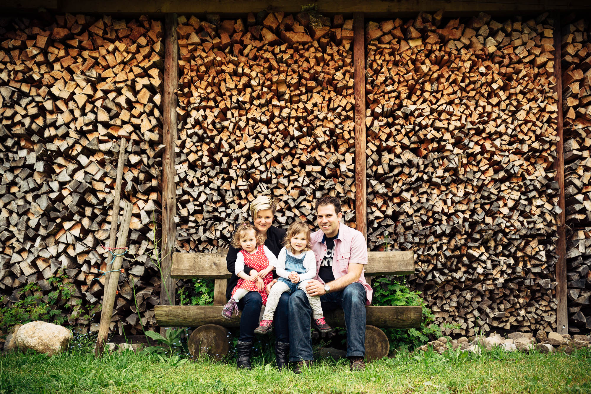 Familienfotos in Benken vor Holzbeige